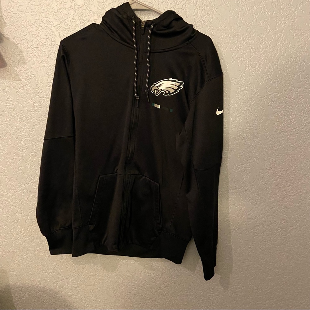 Eagles zip up